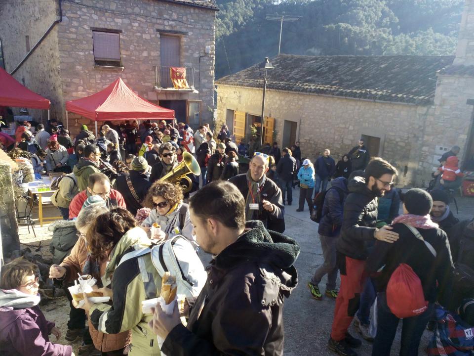 Els visitants omplen la plaça de Clariana