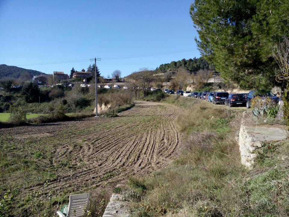 8.12.2014 Els vehicles aparcats per tots els camins  Clariana -  Marià Miquel