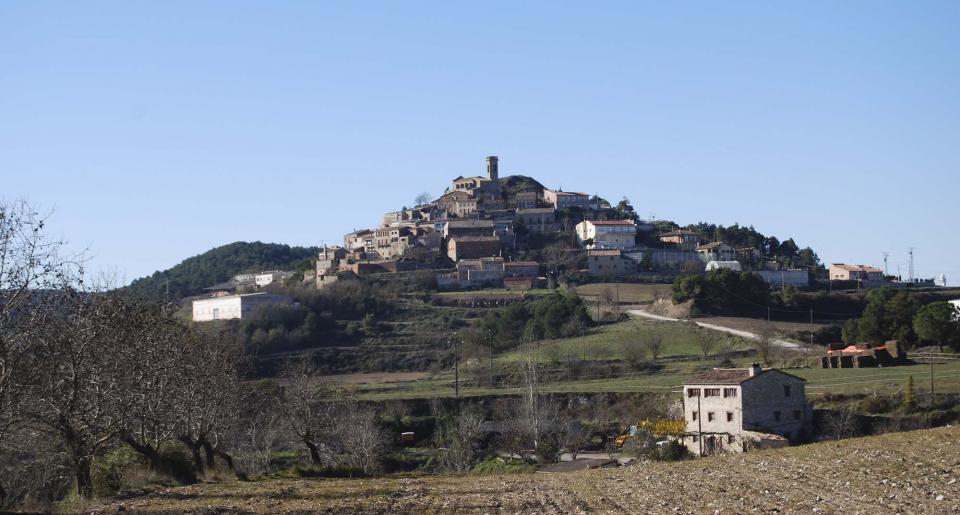 Vista del poble d'Argençola a la tardor