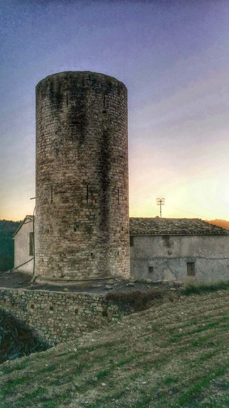 4.1.2015 Torre de planta circular adossada a la masia de cal Cortès. La torre podria haver estat construïda durant la primeria del segle XIII. Consta de tres nivells separats per voltes cupulars de pedra.  Contrast -  Ramon Sunyer