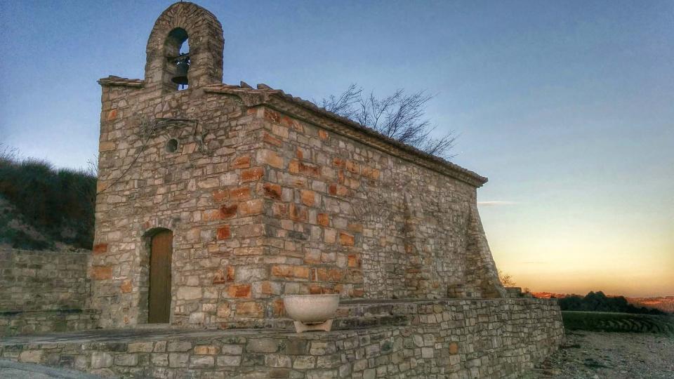 4.1.2015 Capella de Sant Maur, d'origen romànic. Ha estat restaurada fa pocs anys. Consta d'una sola nau coberta amb volta de mig punt i capçada amb un absis semicircular  Contrast -  Ramon Sunyer