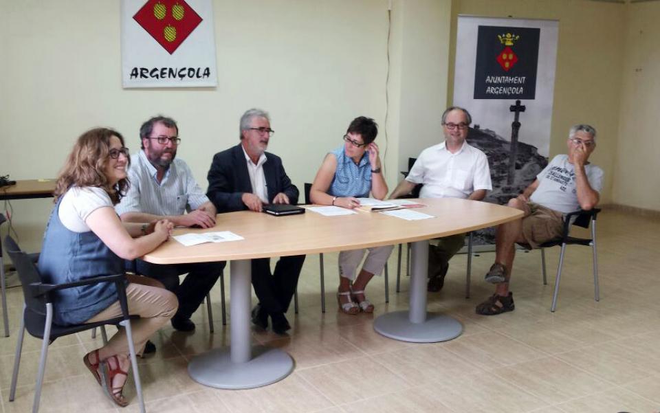 Nou consistori, d'esquerra a dreta: Marina Berenguer, Jaume Teixé, Toni Lloret, Sònia Duran (secretària), Gumersind Parcerisas i Joan Sola