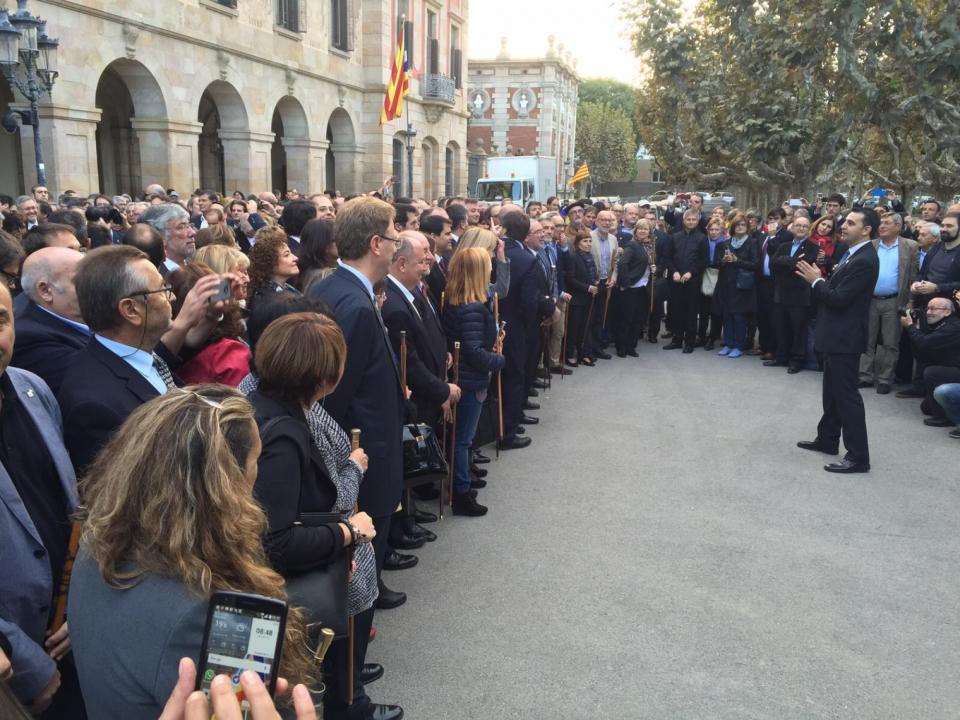 Antoni Lloret, alcalde d'Argençola, entre els alcaldes concentrats davant del Parlament.