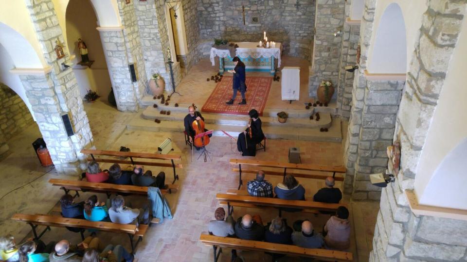 20.3.2016 Vista de l'església durant l'espectacle  Argençola -  Martí Garrancho