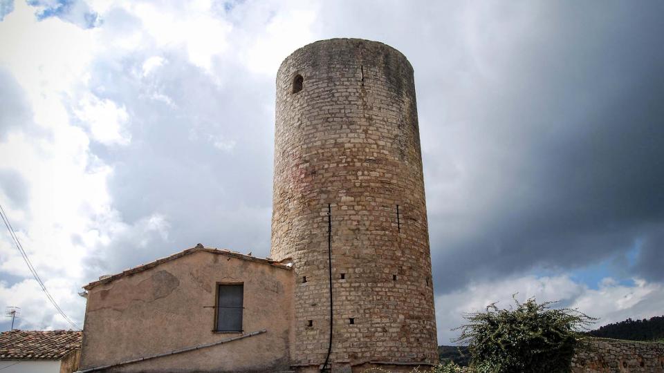 20.3.2016 Torre de planta circular adossada a la masia de cal Cortès. La torre podria haver estat construïda durant la primeria del segle XIII. Consta de tres nivells separats per voltes cupulars de pedra.  Contrast -  Ramon Sunyer