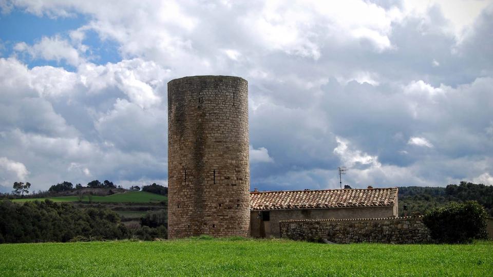 La torre de Contrast és de planta circular i podria haver estat construïda durant la primeria del segle XIII.