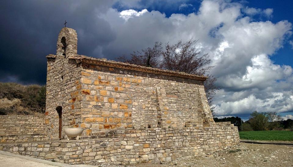 Capella de Sant Maur, d'origen romànic. Consta d'una sola nau coberta amb volta de mig punt i capçada amb un absis semicircular - Contrast