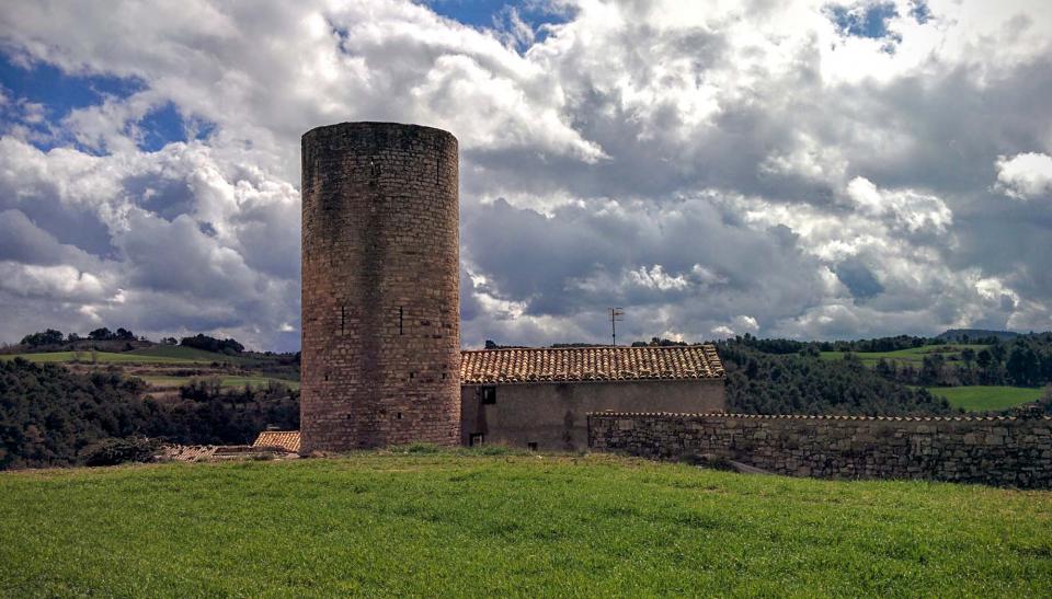 20.3.2016 Torre de planta circular adossada a la masia de cal Cortès. La torre podria haver estat construïda durant la primeria del segle XIII. Consta de tres nivells separats per voltes cupulars de pedra.  Contrast -  Ramon Sunyer