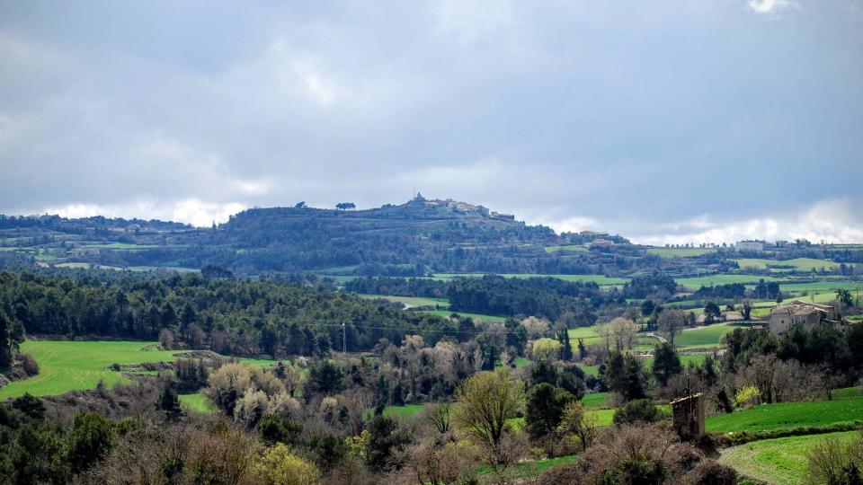 20.3.2016 paisatge de primavera, al fons Aguiló  Argençola -  Ramon Sunyer