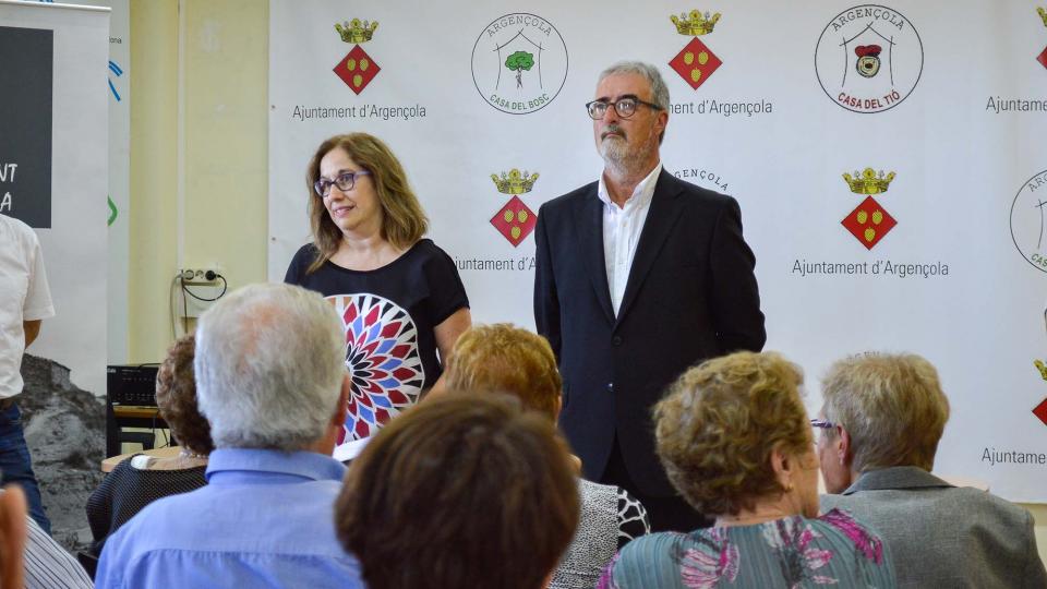 14.8.2016 El batlle Toni Lloret i la Regidora de cultura Marina Berenguer durant el parlament posterior  Argençola -  Mariona Miquel Solé