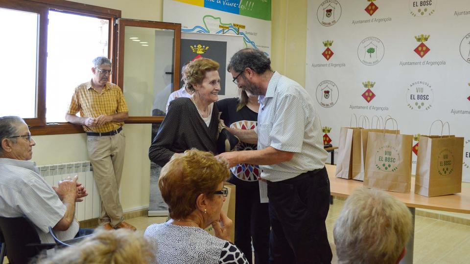 14.8.2016 El Regidor de Festes fent entrega de l'obsequi a la Sra.M.Carme Gomà de Cal Prats de Porquerisses  Argençola -  Mariona Miquel Solé