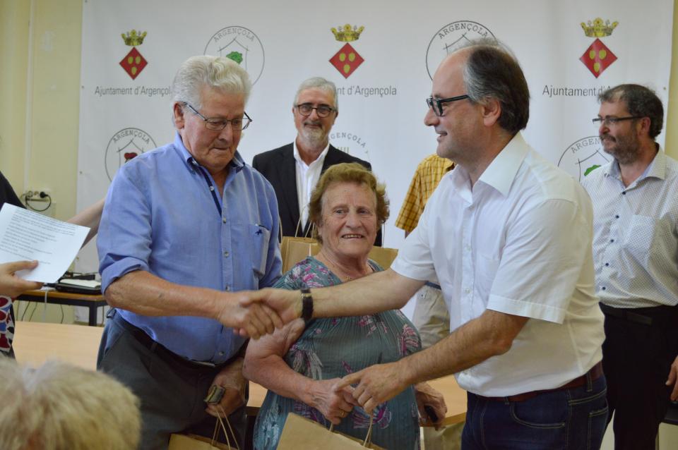 14.8.2016 Entrega de l'obsequi a Josep Prat i Mercè Closa de Cal Rosó de Santa Maria del Camí  Argençola -  Mariona Miquel Solé