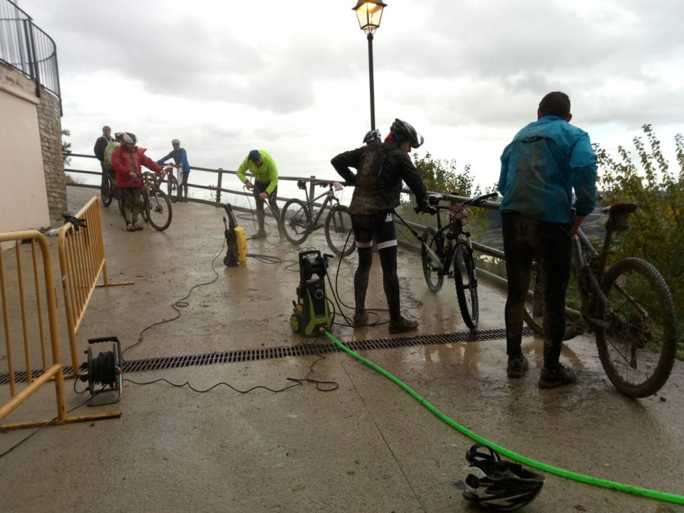 28.11.2016 Punt de neteja de bicicletes  Argençola -  Toni Castillo