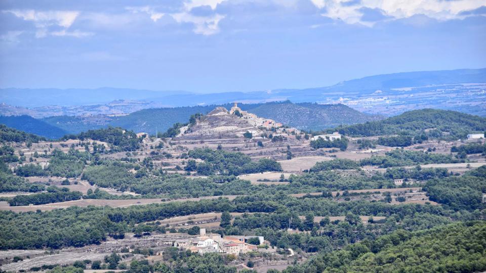 16.9.2017 vista del poble  Argençola -  Ramon Sunyer