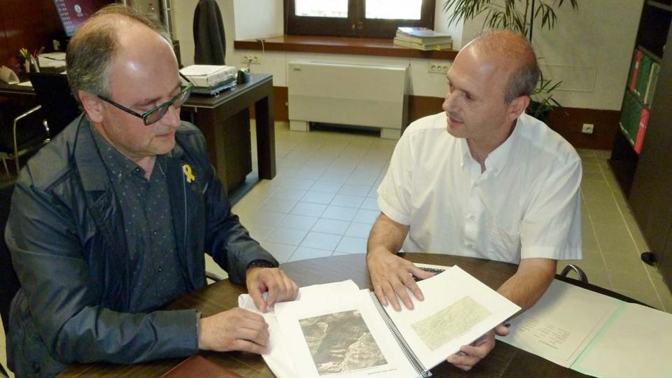 El diputat d’Infraestructures Viàries i Mobilitat, Jordi Fàbrega, lliura al Tinent d'Alcalde i Regidor d'Hisenda i Medi ambient, Gumersind Parcerisas l'Estudi sobre la titularitat dels camins d'Argençola