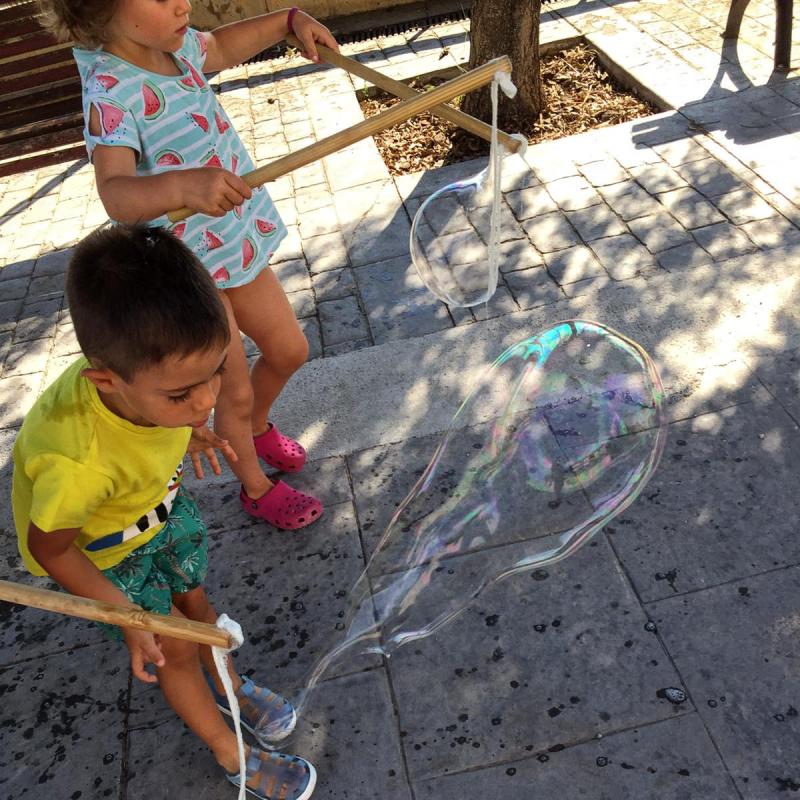 23.7.2019 Fent bombolles de sabó  Argençola -  Animans