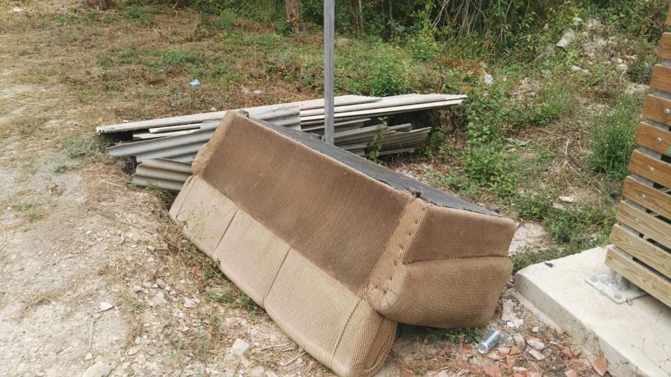 Abocament de voluminosos i residus perillosos a l'exterior de l'àrea tancada de la Quinta Forca