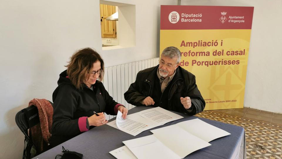 18.12.2021 Josep Lluís González, President de l’Associació de Veïns de Porquerisses i Marina Berenguer, Regidora de Cultura de l’Ajuntament d’Argençola,  signant el conveni per a la cessió d’ús del casal  Porquerisses -  Martí Garrancho