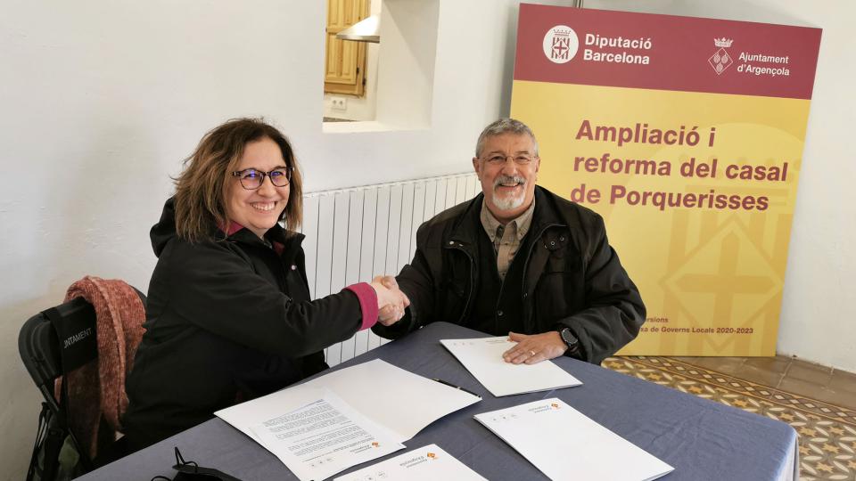 18.12.2021 Josep Lluís González, President de l’Associació de Veïns de Porquerisses i Marina Berenguer, Regidora de Cultura de l’Ajuntament d’Argençola,  signant el conveni per a la cessió d’ús del casal  Porquerisses -  Martí Garrancho