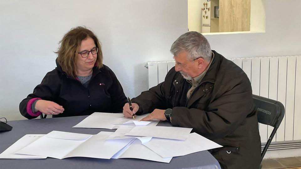 18.12.2021 Josep Lluís González, President de l’Associació de Veïns de Porquerisses i Marina Berenguer, Regidora de Cultura de l’Ajuntament d’Argençola,  signant el conveni per a la cessió d’ús del casal  Porquerisses -  Elena Jordan