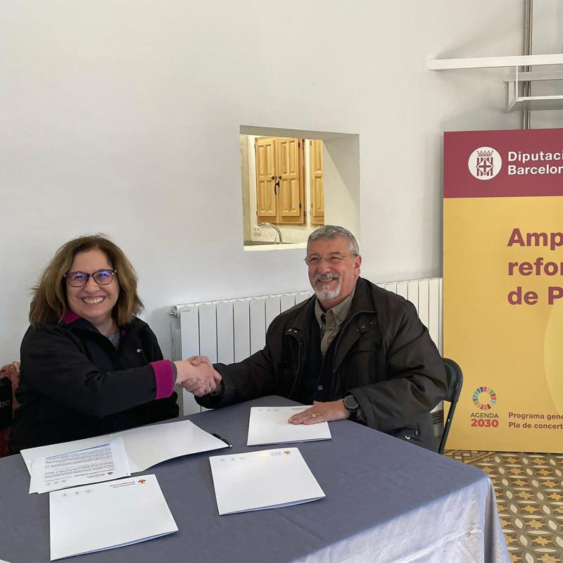 18.12.2021 Josep Lluís González, President de l’Associació de Veïns de Porquerisses i Marina Berenguer, Regidora de Cultura de l’Ajuntament d’Argençola,  signant el conveni per a la cessió d’ús del casal  Porquerisses -  Elena Jordan