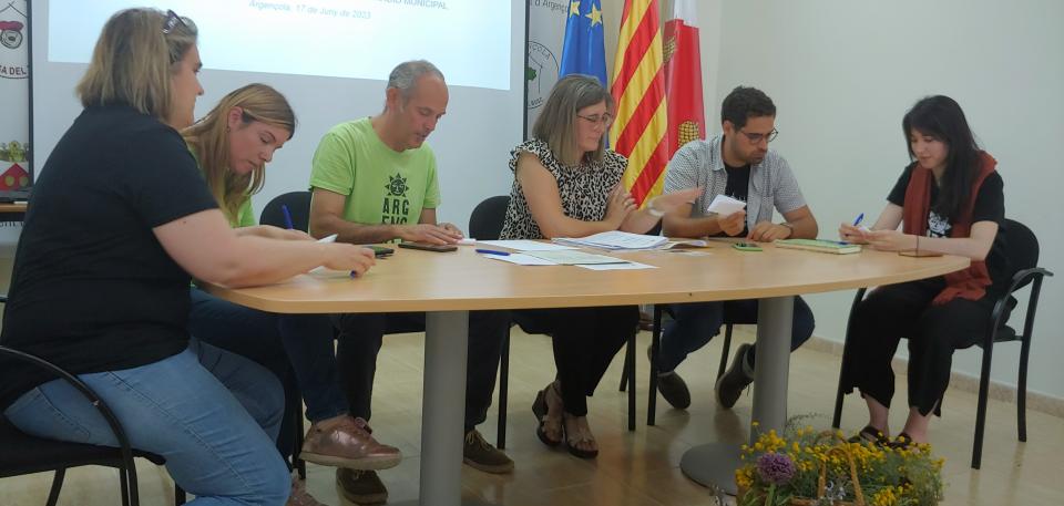 D'esquerra a dreta,  Ingrid Pujó, Elisabet Pastor, Francesc Ferrer, Sònia Duran (secretària) , Joan Subiron i Bàrbara Balcells