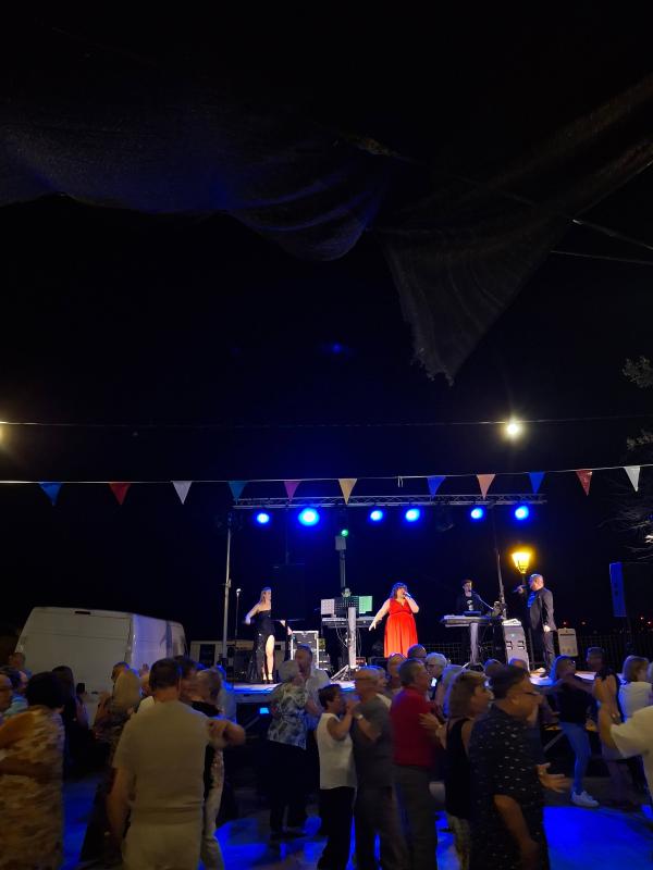Sopar de botifarrada amb l'orquestra Zamba Show - 