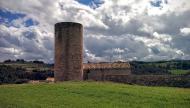 Contrast: Torre de planta circular adossada a la masia de cal Cortès. La torre podria haver estat construïda durant la primeria del segle XIII. Consta de tres nivells separats per voltes cupulars de pedra.  Ramon Sunyer