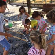 Argençola: Fent bombolles de sabó  Animans