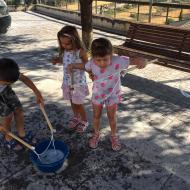 Argençola: Fent bombolles de sabó  Animans